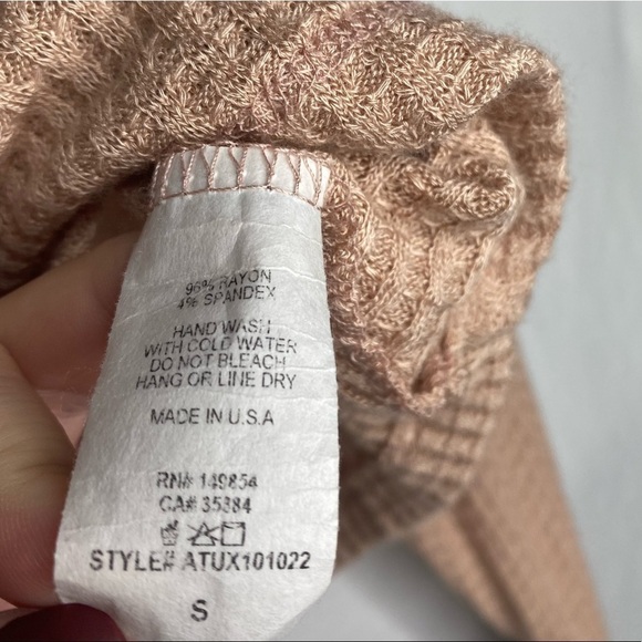 Sadie & Sage off the shoulder Thermal Top - Picture 6 of 8